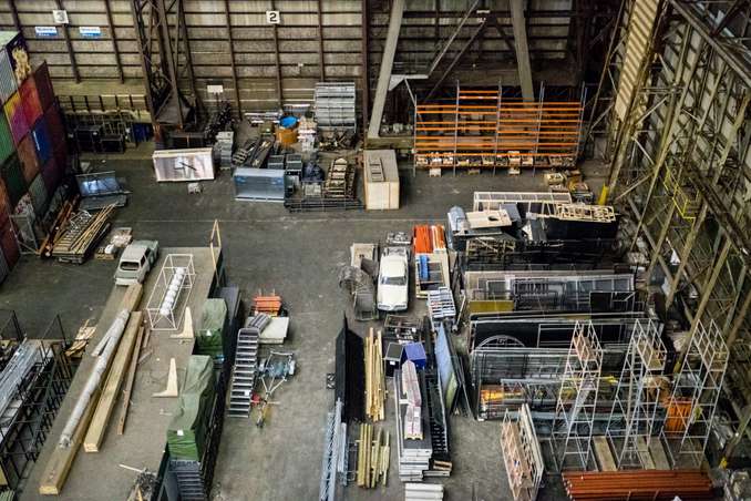 五金跟钣金有什么不同?钣金切割用的是割刀吗?